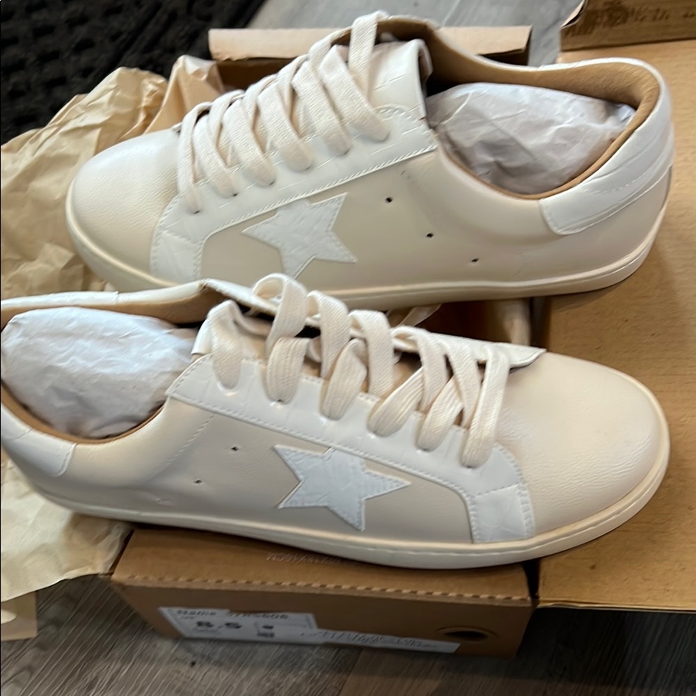 White Star Accent Leather Sneakers